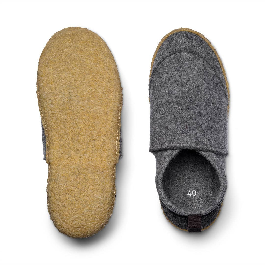 Tengries Walkabouts oatmeal and gray felt slip-on shoes, insole and size label