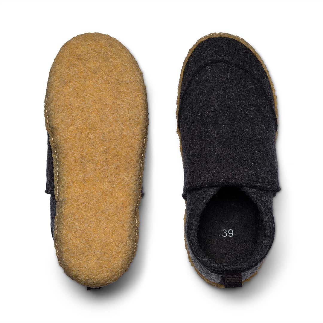 Tengries Walkabouts felt shoes, tan insole and dark outsole view