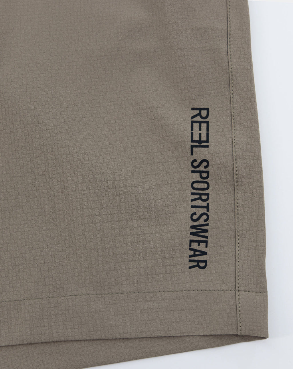Khaki shorts with REEL Sportswear print and stitched hem