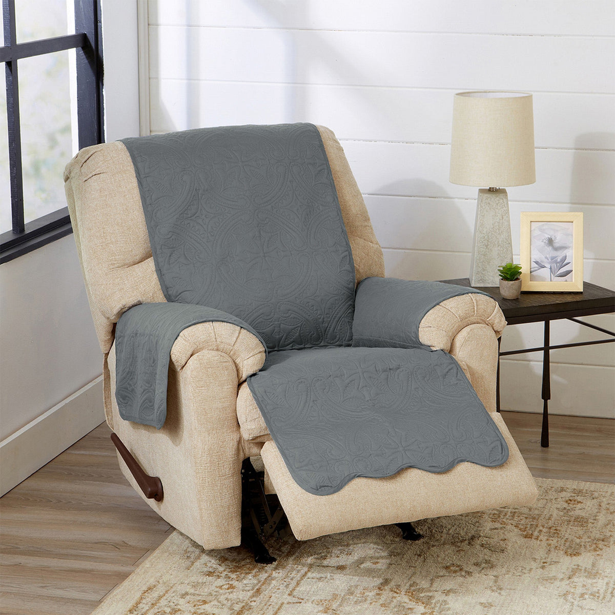 Armchair protector in blue-gray fabric with ivory sides and quilted floral design