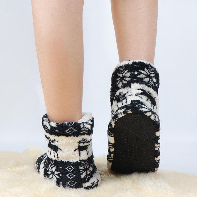 Women's patterned fuzzy slipper boots, black and white snowflake style