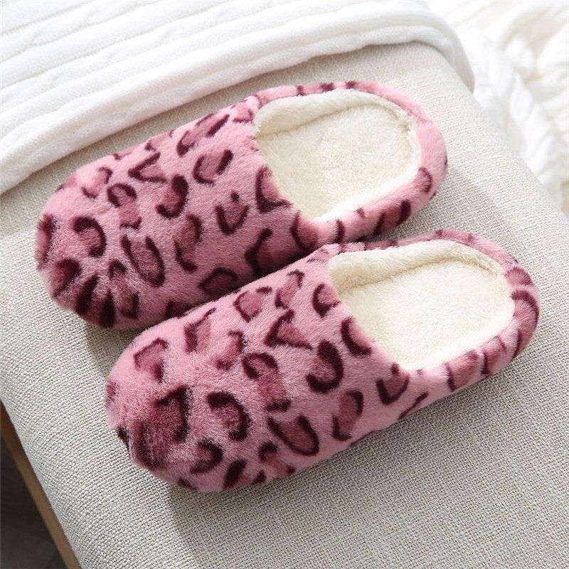 Women's fuzzy slip-on slippers, pink leopard print with cream plush lining