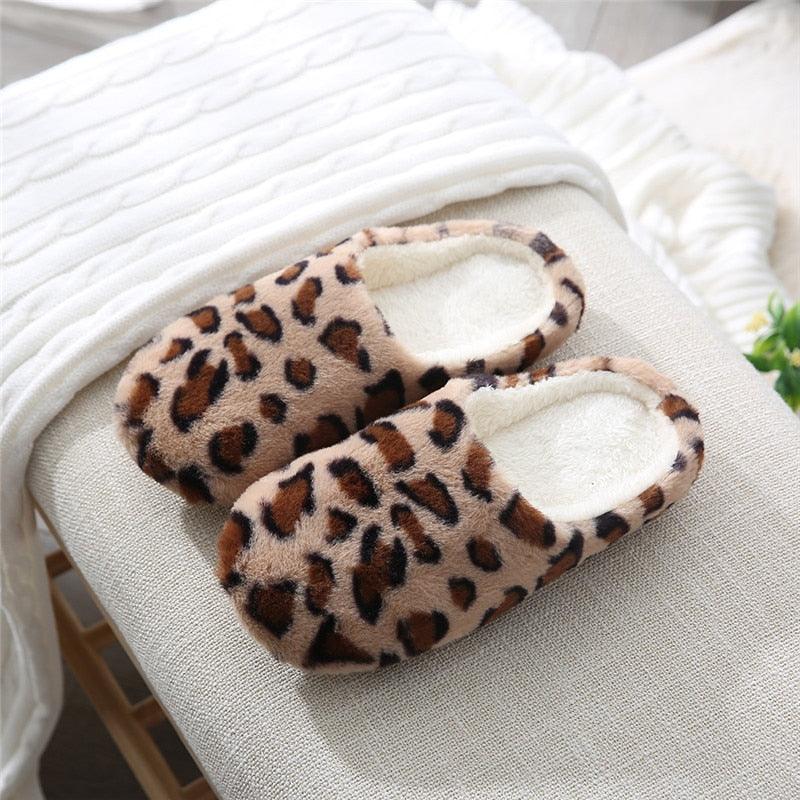 Women's fuzzy slip-on slippers, brown leopard print with cream plush lining