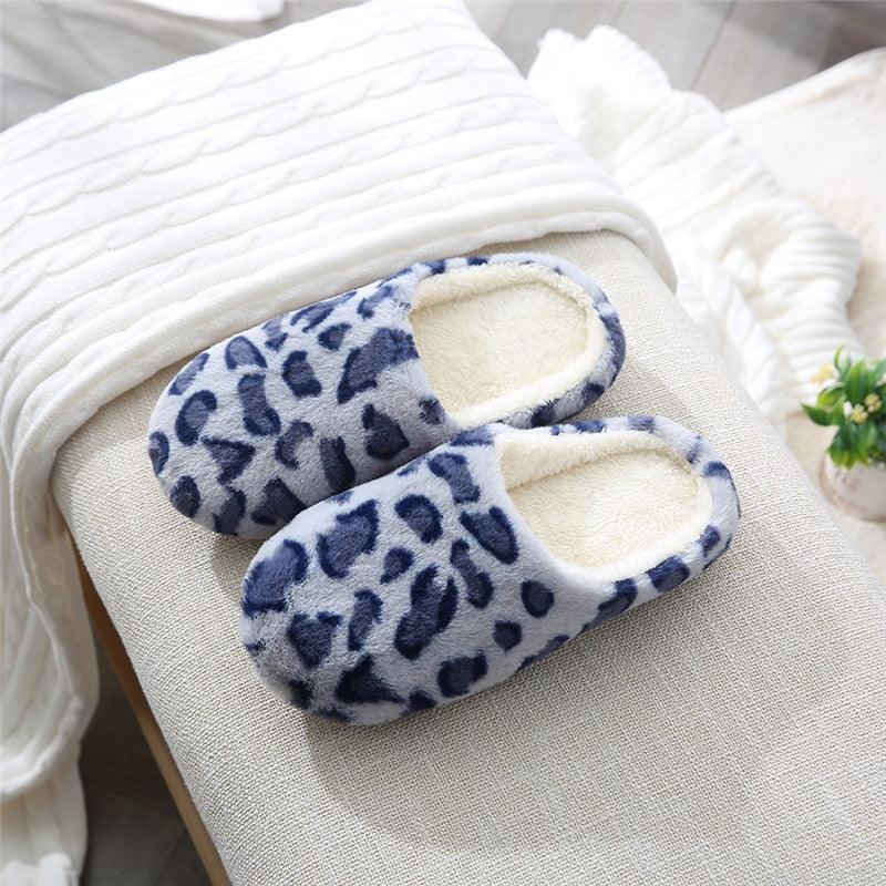 Women's fuzzy slip-on slippers, blue leopard print with cream plush lining