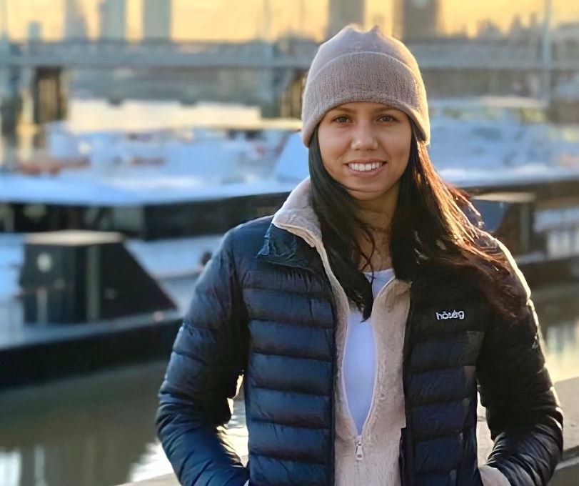 Women’s puffer alpaca jacket in dark gray/black with full-zip, worn with beanie and scarf